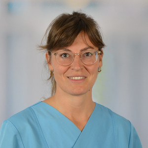 Portraitfoto von dr. med. (univ. Pecs) Zsófia Danckwardt, Leitende Oberärztin in der Klinik für Gynäkologie und Geburtshilfe und Sektionsleitung Urogynäkologie im Evangelischen Amalie Sieveking Krankenhaus in Hamburg