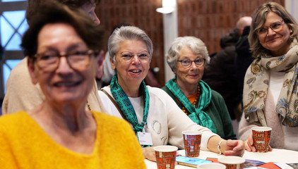 Vier Frauen stehen um einen festlich geschmückten Tisch mit Getränkebechern und blicken in die Kamera bei der Weihnachtsfeier 2025 von Amalie Sieveking Krankenhaus, Residenz am Wiesenkamp, Feierabendhaus Volksdorf und Albertinen Kindertagesstätte Volksdorf auf dem Gesundheitscampus Volksdorf in Hamburg Vier Frauen stehen um einen festlich geschmückten Tisch mit Getränkebechern und blicken in die Kamera bei der Weihnachtsfeier 2025 von Amalie Sieveking Krankenhaus, Residenz am Wiesenkamp, Feierabendhaus Volksdorf und Albertinen Kindertagesstätte Volksdorf auf dem Gesundheitscampus Volksdorf in Hamburg