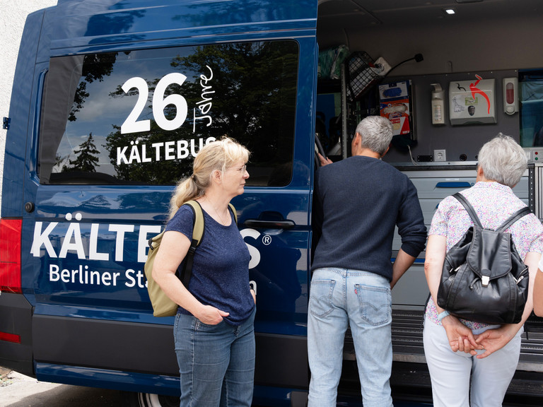 Mitarbeitende sehen sich den Kältebus an
