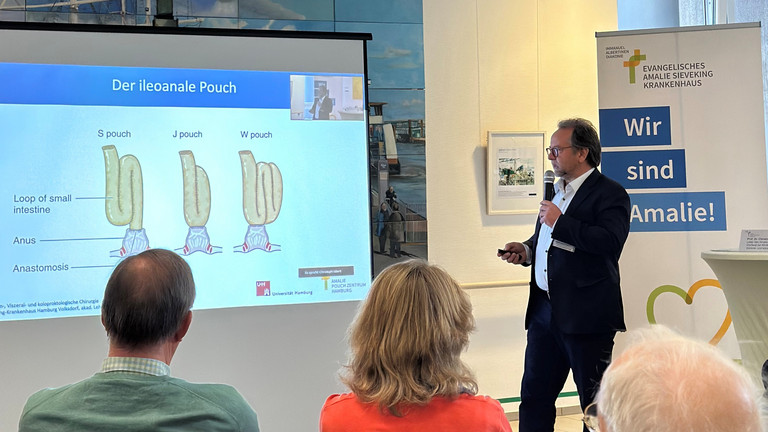 Ein Arzt hält eine Präsentation im Zuge des Arzt-Patienten-Seminars im Amalie Pouch Zentrum Hamburg