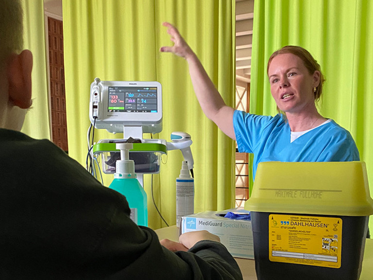 Mitarbeiterin erklärt Medizintechnik und Hygiene im Krankenhaus beim Girls’ and Boys’ Day im Amalie