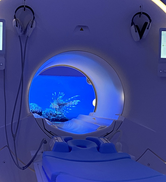 Blick in die blau erleuchtete Röhre des neuen MRT-Systems Philips Ingenia Ambition X im Immanuel Albertinen Zentrum für Radiologie am Standort Amalie Sieveking Krankenhaus in Hamburg-Volksdorf mit einer Meeresprojektion