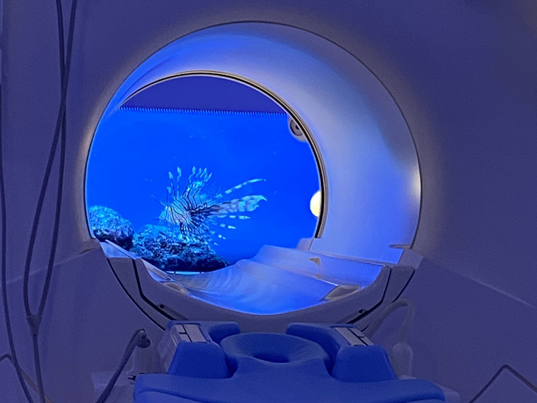 Blick in die blau erleuchtete Röhre des neuen MRT-Systems Philips Ingenia Ambition X im Immanuel Albertinen Zentrum für Radiologie am Standort Amalie Sieveking Krankenhaus in Hamburg-Volksdorf mit einer Meeresprojektion