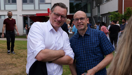 Christian Rilz, Geschäftsführer Albertinen Krankenhaus, und Prof. Dr. med. Ernst von Dobschütz, Ärztlicher Direktor im Evangelisches Amalie Sieveking Krankenhaus, blicken in die Kamera beim Sommerfest 2026 auf dem Gesundheitscampus Volksdorf des Evangelischen Amalie Sieveking Krankenhauses, der Residenz am Wiesenkamp, des Feierabendhauses Volksdorf und der Albertinen Kindertagesstätte Volksdorf.