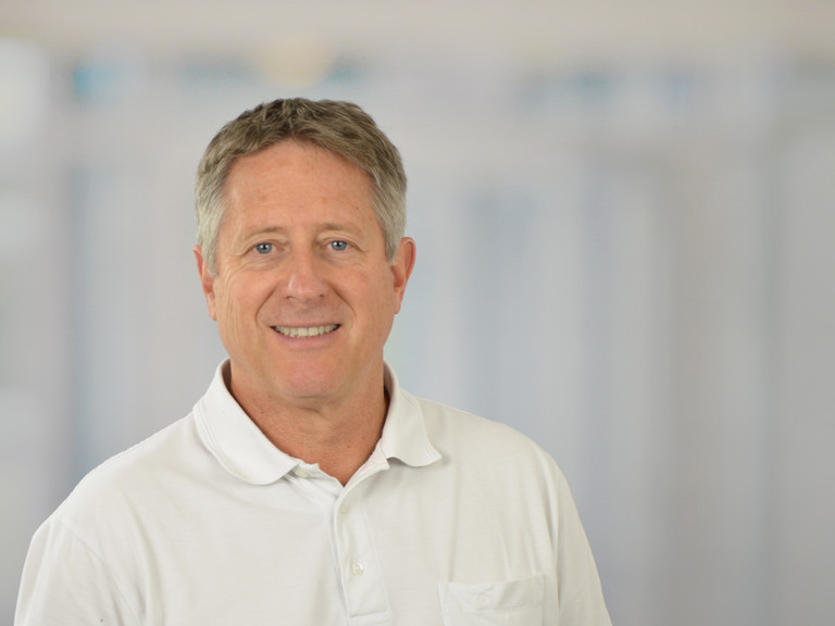 Portraitfoto Dr. Simon Bühler, Chefarzt der Klinik für Gynäkologie und Geburtshilfe im Evangelischen Amalie Sieveking Krankenhaus