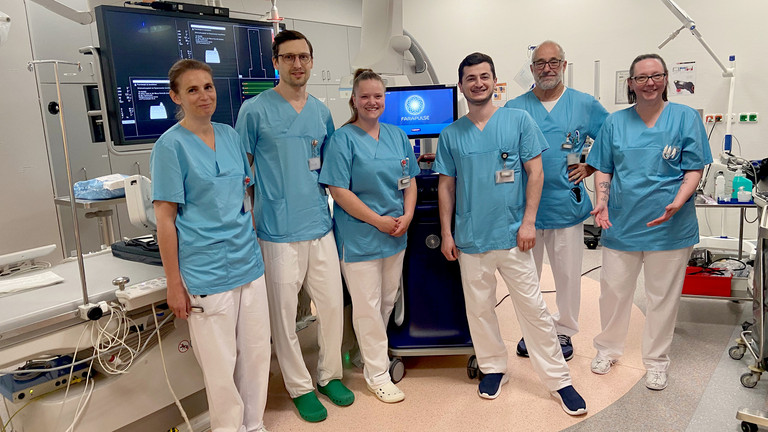 Kardiologie-Team der Amalie mit Dr. Matthias Gasthaus, PD Dr. Benjamin Schäffer und Dr. Iris Wilke bei der Einführung der Pulsed Field Ablation zur schonenden Behandlung von Vorhofflimmern. Kardiologie-Team der Amalie mit Dr. Matthias Gasthaus, PD Dr. Benjamin Schäffer und Dr. Iris Wilke bei der Einführung der Pulsed Field Ablation zur schonenden Behandlung von Vorhofflimmern.