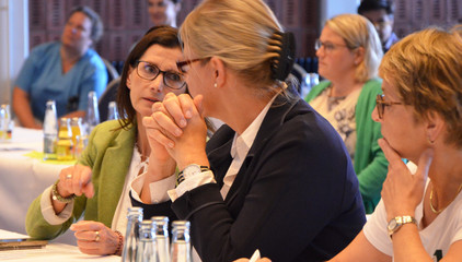 Blick ins Publikum an einem Tisch beim 10. Amalie Tag der Hausärztinnen und -ärzte im Evangelischen Amalie Sieveking Krankenhaus in Hamburg-Volksdorf
