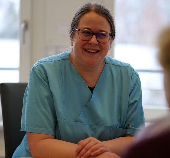 Dr. Saskia Otte, Chefärztin für Geriatrie und Physikalische Medizin im Patientengespräch