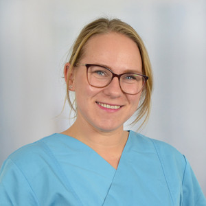 Portrait von Jennifer Schubert, stellvertretende leitende Hebamme in der Geburtshilfe des Ev. Amalie Sieveking Krankenhauses