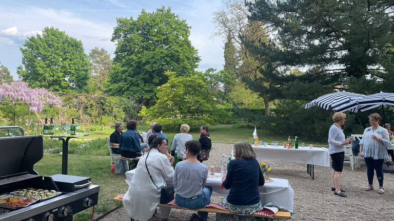 Gemütliches Beisammensein beim Grillfest - Ehrenamtliche im Diakonie Hospiz Wannsee Gemütliches Beisammensein beim Grillfest - Ehrenamtliche im Diakonie Hospiz Wannsee