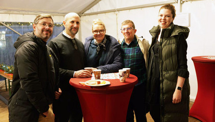 Fünf Gäste blicken an einem Tisch mit Getränkebechern im Festzelt in die Kamera bei der Weihnachtsfeier 2025 von Amalie Sieveking Krankenhaus, Residenz am Wiesenkamp, Feierabendhaus Volksdorf und Albertinen Kindertagesstätte Volksdorf auf dem Gesundheitscampus Volksdorf in Hamburg Fünf Gäste blicken an einem Tisch mit Getränkebechern im Festzelt in die Kamera bei der Weihnachtsfeier 2025 von Amalie Sieveking Krankenhaus, Residenz am Wiesenkamp, Feierabendhaus Volksdorf und Albertinen Kindertagesstätte Volksdorf auf dem Gesundheitscampus Volksdorf in Hamburg