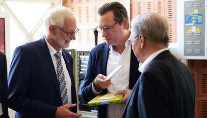 Christian Rilz überreicht ein Geschenk an Dr. Michael Musolf bei dessen Verabschiedung in den Ruhestand