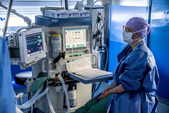 OP-Mitarbeiterin sitzt an Maschinen im OP-Saal, Amalie Sieveking Krankenhaus, Notfall-Operation, Anästhesie bei einer Operation, Narkose vor der OP, medizinische Versorgung auf der Intensivstation, Hamburg-Volksdorf OP-Mitarbeiterin sitzt an Maschinen im OP-Saal, Amalie Sieveking Krankenhaus, Notfall-Operation, Anästhesie bei einer Operation, Narkose vor der OP, medizinische Versorgung auf der Intensivstation, Hamburg-Volksdorf