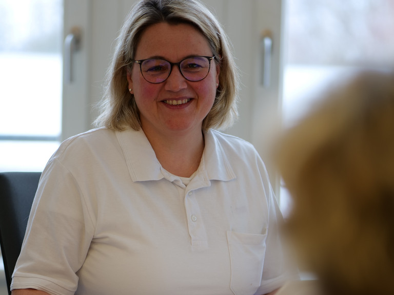 Ärztin der geriatrischen Institutsambulanz im Beratungsgespräch mit einer Patientin