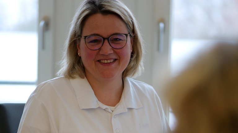 Ärztin der geriatrischen Institutsambulanz im Beratungsgespräch mit einer Patientin