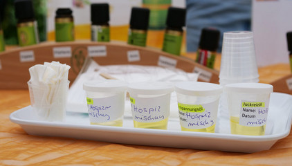 Verschiedene therapeutische Öle in Bechern auf einem Infotisch am Tag der Begegnungen des Albertinen Hospiz Norderstedt