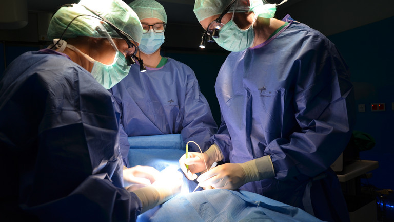 OP-Team bei einer Operation im Zentrum für Endorkrine Chirurgie im Evangelischen Amalie Sieveking Krankenhaus Hamburg - Schildrüsenkrebs Behandlung