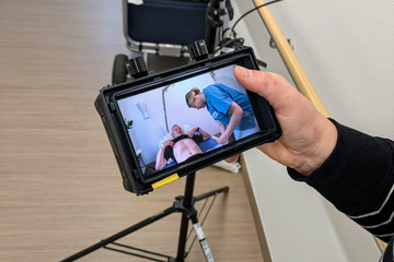 Maria Wanner-Drechsel bereitet einen Wickel vor - Naturheilkunde Berlin Maria Wanner-Drechsel bereitet einen Wickel vor - Naturheilkunde Berlin