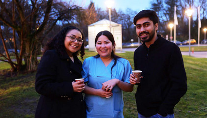 Drei Mitarbeitende mit Bechern in der Hand blicken vor dem Festzelt fröhlich in die Kamera bei der Weihnachtsfeier 2025 von Amalie Sieveking Krankenhaus, Residenz am Wiesenkamp, Feierabendhaus Volksdorf und Albertinen Kindertagesstätte Volksdorf auf dem Gesundheitscampus Volksdorf in Hamburg Drei Mitarbeitende mit Bechern in der Hand blicken vor dem Festzelt fröhlich in die Kamera bei der Weihnachtsfeier 2025 von Amalie Sieveking Krankenhaus, Residenz am Wiesenkamp, Feierabendhaus Volksdorf und Albertinen Kindertagesstätte Volksdorf auf dem Gesundheitscampus Volksdorf in Hamburg