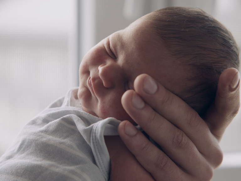 Säugling in Händen seiner Mutter, Standbild aus Film "Wunder begleiten - Geburtshilfe in der Amalie" des Evangelischen Amalie Sieveking Krankenhauses, Hamburg-Volksdorf