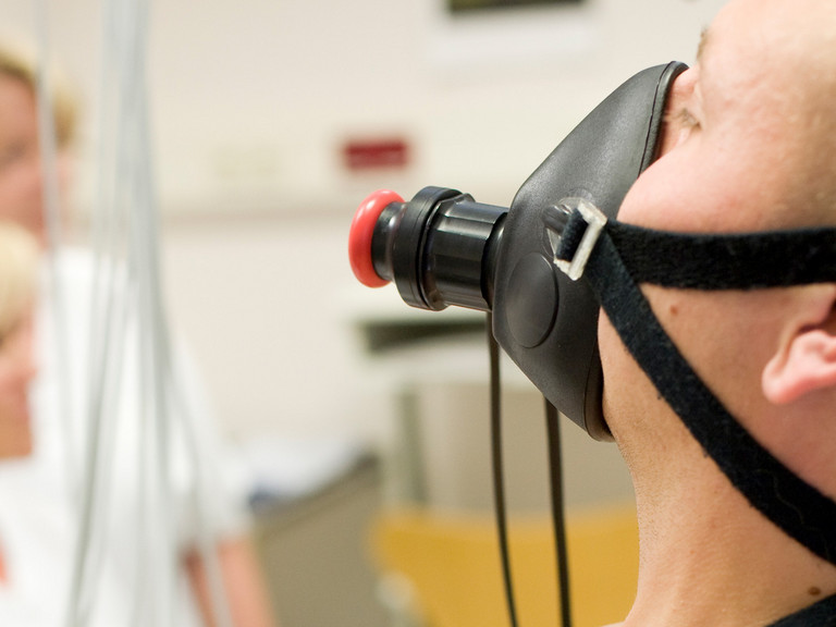 Patient bei einer Spirometrie - Evangelisches Amalie Sieveking Krankenhaus Hamburg - COPD Behandlung