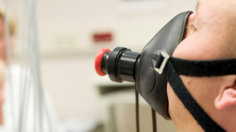 Patient bei einer Spirometrie mit Maske - Evangelisches Amalie Sieveking Krankenhaus Hamburg - COPD Behandlung