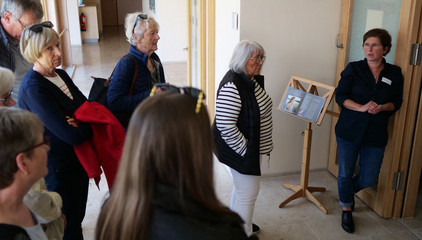 Eine Gruppe Interessierter bei einem Rundgang durch das Hospizgebäude am Tag der Begegnungen des Albertinen Hospiz Norderstedt