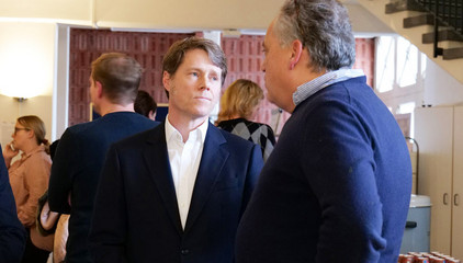 Thorsten Minuth unterhält sich mit einem Mitarbeiter bei der Weihnachtsfeier 2025 von Amalie Sieveking Krankenhaus, Residenz am Wiesenkamp, Feierabendhaus Volksdorf und Albertinen Kindertagesstätte Volksdorf auf dem Gesundheitscampus Volksdorf in Hamburg Thorsten Minuth unterhält sich mit einem Mitarbeiter bei der Weihnachtsfeier 2025 von Amalie Sieveking Krankenhaus, Residenz am Wiesenkamp, Feierabendhaus Volksdorf und Albertinen Kindertagesstätte Volksdorf auf dem Gesundheitscampus Volksdorf in Hamburg