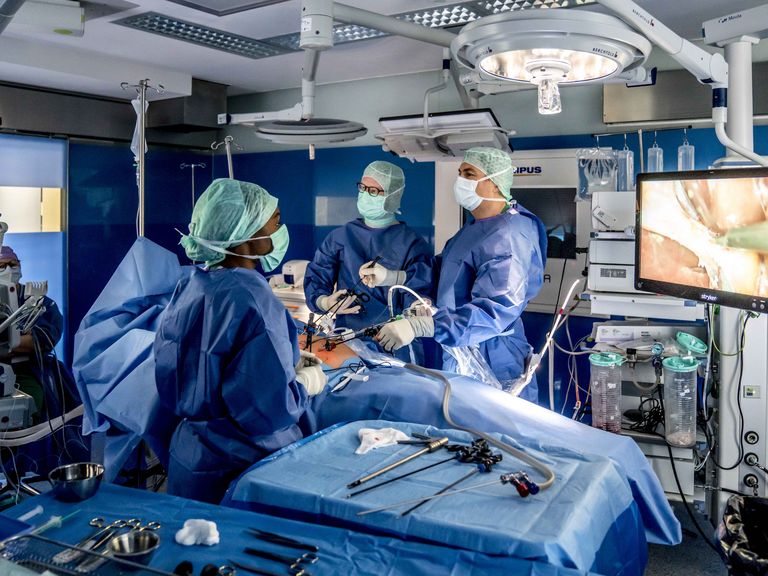 Ärzteteam operiert Patienten - Amalie Sieveking Krankenhaus - Allgemein-, Viszeral- und koloproktologische Chirurgie  