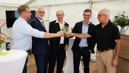 Gruppe stößt im Festzelt mit Sekt an bei Verabschiedung Dr. Michael Musolf in den Ruhestand, Chefarzt der Klinik für Geriatrie und Physikalische Medizin im Evangelischen Amalie Sieveking Krankenhaus