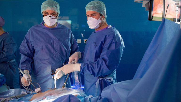 Zwei Ärzte bei einer Darm-Operation im Evangelischen Amalie Sieveking Krankenhaus - Künstlicher Darmausgang Zwei Ärzte bei einer Darm-Operation im Evangelischen Amalie Sieveking Krankenhaus - Künstlicher Darmausgang