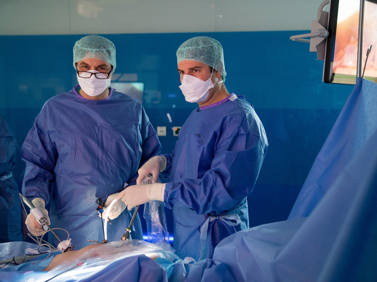 Zwei Ärzte bei einer Darm-Operation im Evangelischen Amalie Sieveking Krankenhaus - Künstlicher Darmausgang