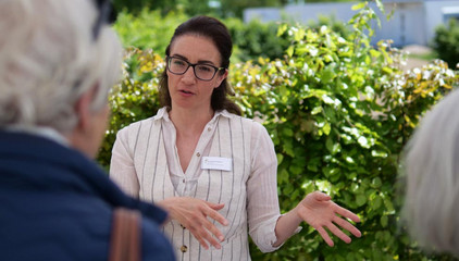 Eine Mitarbeiterin im Gespräch mit Interessierten am Tag der Begegnungen des Albertinen Hospiz Norderstedt