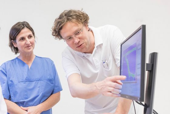 Ärzte-Team bespricht Patienten-Behandlung - Amalie Sieveking Krankenhaus Hamburg - Diabetologie