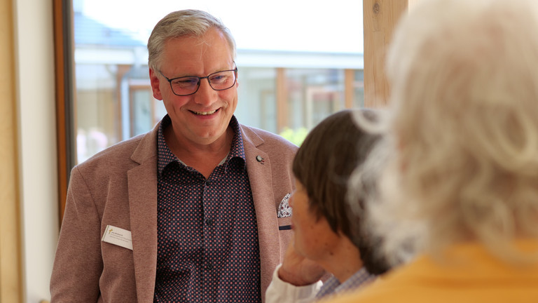 Einrichtungsleiter und Pflegedienstleiter Jens Klindworth im Gespräch mit Gästen am Tag der Begegnungen des Albertinen Hospiz Norderstedt, Hospizarbeit, Ehrenamt, Hamburg, Schleswig-Holstein Einrichtungsleiter und Pflegedienstleiter Jens Klindworth im Gespräch mit Gästen am Tag der Begegnungen des Albertinen Hospiz Norderstedt