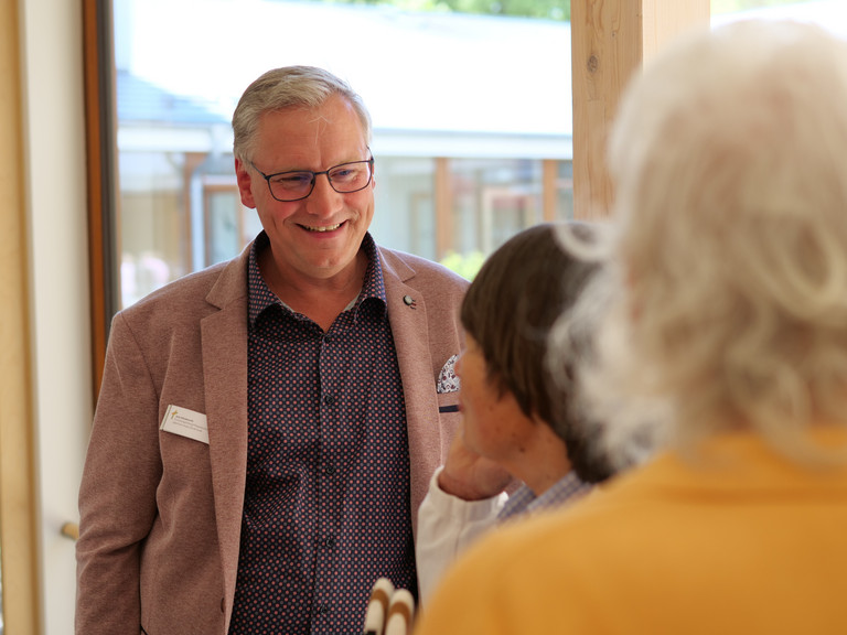  Einrichtungsleiter und Pflegedienstleiter Jens Klindworth im Gespräch mit Gästen am Tag der Begegnungen des Albertinen Hospiz Norderstedt