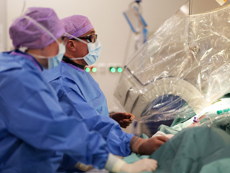 Zwei Ärzte während eines Kathetereingriffs - Evangelisches Amalie Sieveking Krankenhaus in Hamburg - Vorhofflimmern Behandlung