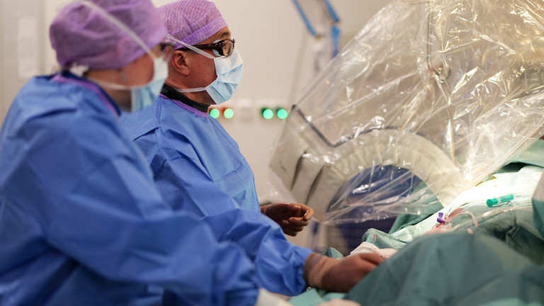 Zwei Ärzte während eines Kathetereingriffs - Evangelisches Amalie Sieveking Krankenhaus in Hamburg - Vorhofflimmern Behandlung