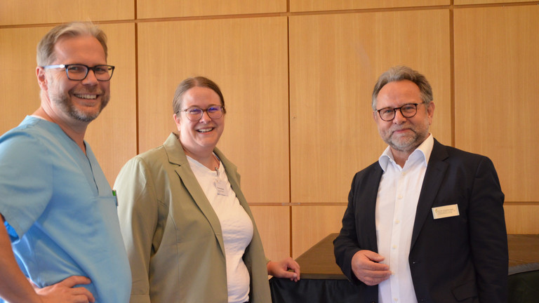 Prof. Dr. med. Matthias Grünewald, Dr. med. Saskia Otte und Prof. Dr. med. Christoph Isbert (F.E.B.S.) beim 10. Amalie Tag der Hausärztinnen und -ärzte im Evangelischen Amalie Sieveking Krankenhaus in Hamburg-Volksdorf Prof. Dr. med. Matthias Grünewald, Dr. med. Saskia Otte und Prof. Dr. med. Christoph Isbert (F.E.B.S.) beim 10. Amalie Tag der Hausärztinnen und -ärzte im Evangelischen Amalie Sieveking Krankenhaus in Hamburg-Volksdorf