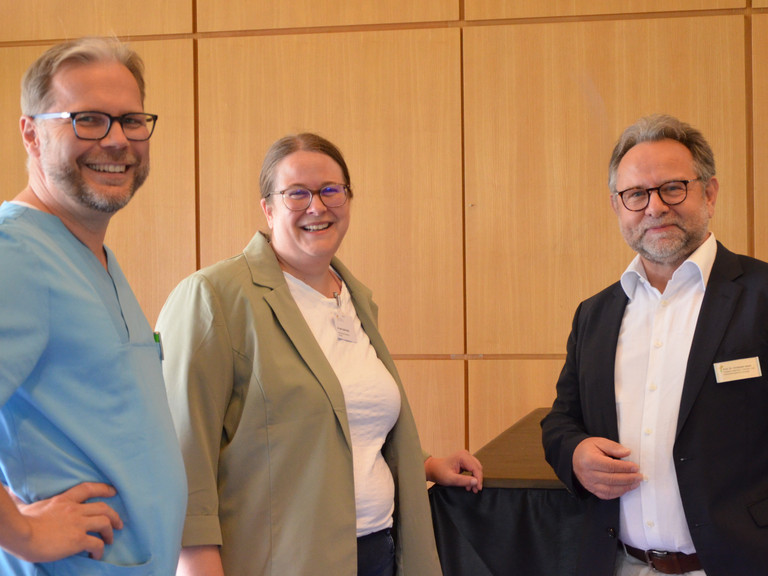 Prof. Dr. med. Matthias Grünewald, Dr. med. Saskia Otte und Prof. Dr. med. Christoph Isbert (F.E.B.S.) beim 10. Amalie Tag der Hausärztinnen und -ärzte im Evangelischen Amalie Sieveking Krankenhaus in Hamburg-Volksdorf Prof. Dr. med. Matthias Grünewald, Dr. med. Saskia Otte und Prof. Dr. med. Christoph Isbert (F.E.B.S.) beim 10. Amalie Tag der Hausärztinnen und -ärzte im Evangelischen Amalie Sieveking Krankenhaus in Hamburg-Volksdorf