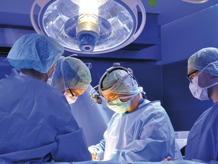 Team im Operationssaal bei Operation, Allgemein-, Viszeral- und koloproktologische Chirurgie, Amalie Sieveking Krankenhaus, Hamburg
