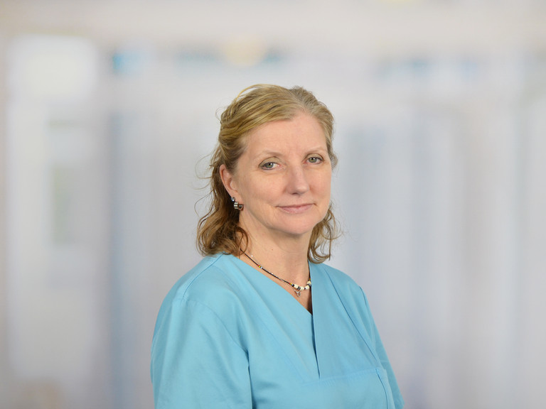 Portraitfoto von Kerstin Stehr-Archuth, Leitende Hebamme der Geburtshilfe im Evangelischen Amalie Sieveking Krankenhaus