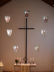 Altar mit Kreuz und den charakteristischen Glasfenstern der St. Michaelskapelle auf dem Gesundheitscampus Volksdorf