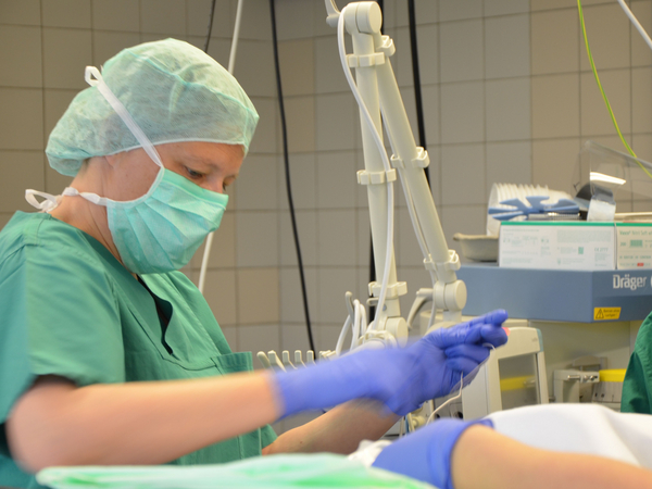 Spezialisierte Pflegekraft begleitet Operation, Zentrum Endokrine Chirurgie, Evangelisches Amalie Sieveking Krankenhaus, Hamburg-Volksdorf