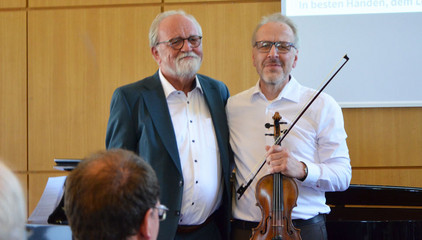 Zwei Musizierende mit einer Violine bei der Verabschiedung Dr. Michael Musolf in den Ruhestand, Chefarzt der Klinik für Geriatrie und Physikalische Medizin im Evangelischen Amalie Sieveking Krankenhaus
