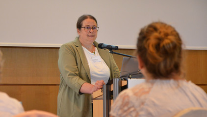 Dr. med. Saskia Otte, designierte Chefärztin für Geriatrie im Amalie und Kommissarische Chefärztin Klinik für Geriatrie im Albertinen Krankenhaus, am Rednerpult beim 10. Amalie Tag der Hausärztinnen und -ärzte in Hamburg