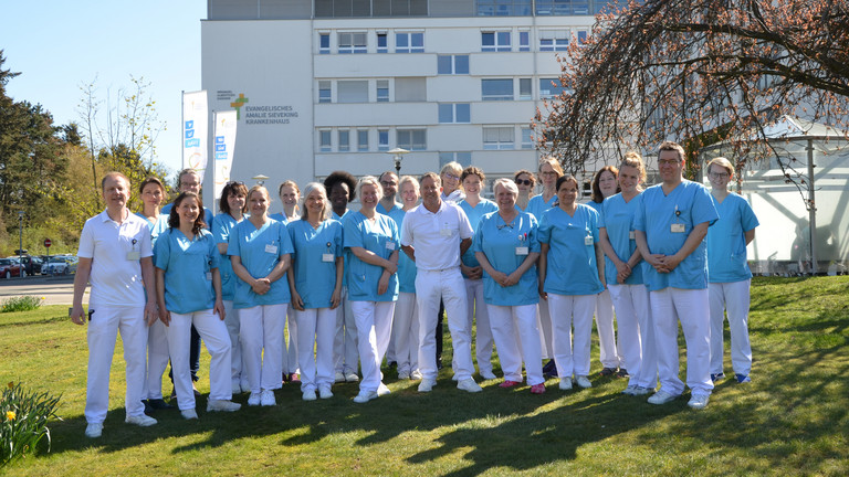 Das Team der Geburtshilfe vor der Klinik, Geburtshilfe, Schwangerschaft, Evangelisches Amalie Sieveking Krankenhaus, Hamburg-Volksdorf
