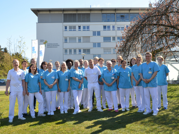 Teamfoto des Teams der Gynäkologie und Geburtshilfe vor dem Amalie Sieveking Krankenhaus, Hamburg-Volksdorf
