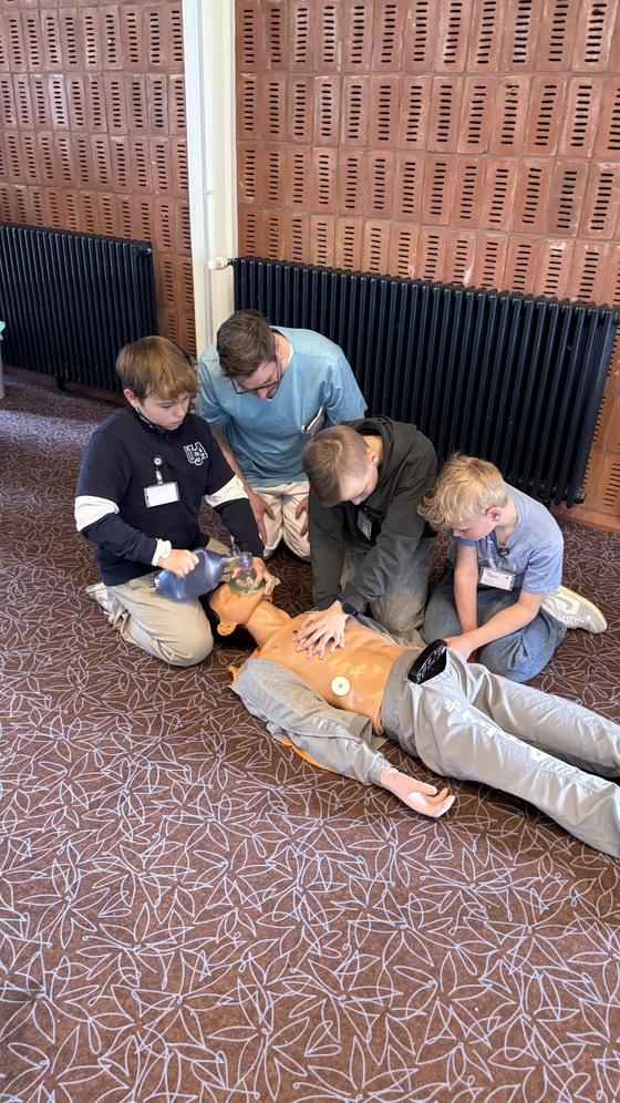 Schüler üben Reanimation mit Beatmungsbeutel an Trainingspuppe beim Girls’ and Boys’ Day im Amalie Sieveking Krankenhaus