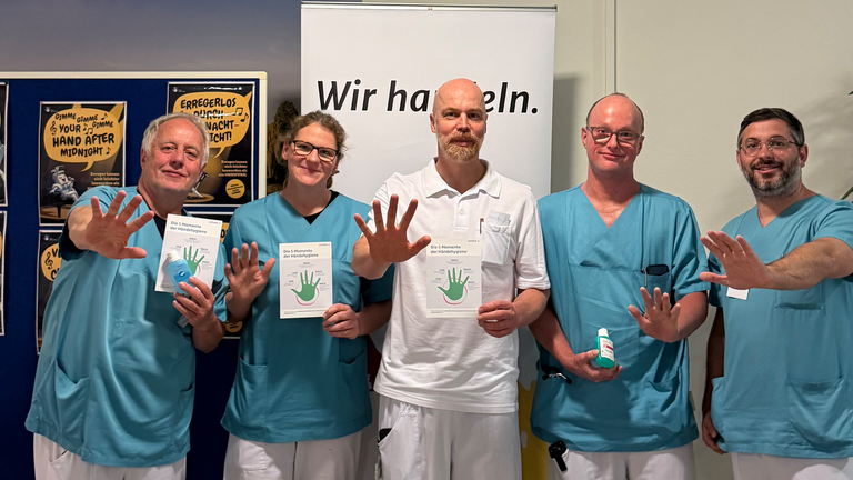 Hygieneteam und Mitarbeitende des Evangelischen Amalie Sieveking Krankenhauses informieren beim Aktionstag über die 5 Momente der Händehygiene. Hygieneteam und Mitarbeitende des Evangelischen Amalie Sieveking Krankenhauses informieren beim Aktionstag über die 5 Momente der Händehygiene.